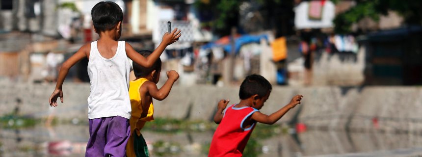 epa05371428 Filipino children are seen playing at a shantytown in Paranaque city, south of Manila, Philippines, 17 June 2016. According to the World Bank'd latest study, higher investments in skills and education, and flexible labor rules can help reduce poverty among workers in the Philippines. The report said that in the last decade, the Philippine economy has been growing at an average of 5.3 percent, while the working population and jobs have been growing at an average of 1.8 percent and 1.9 percent, respectively. Labor productivity has also been growing at 3.4 percent a year. However, the growth of real wages or wages adjusted for changes in prices of goods and services has yet to catch up with the rising productivity. As a result, many workers remain poor. EPA/FRANCIS R. MALASIG +++(c) dpa - Bildfunk+++